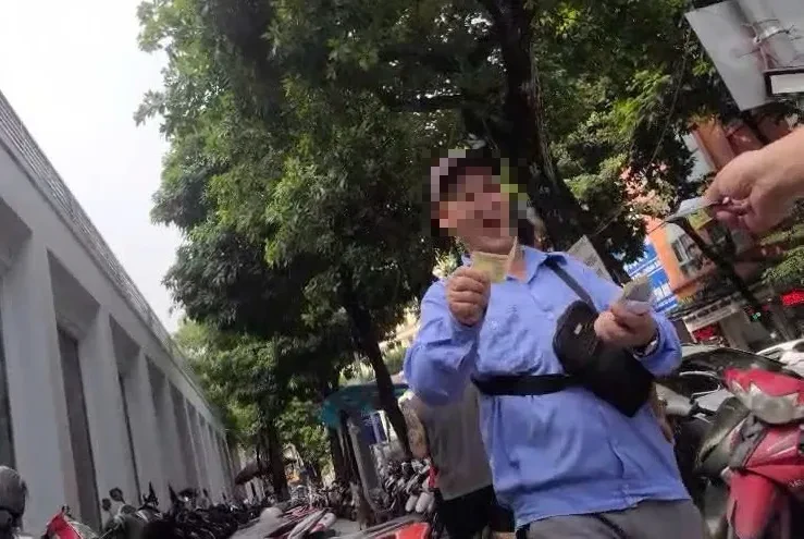 Hà Nội: Xử phạt 30 triệu đồng bãi xe để nhân viên thu tiền "trà đá" Hà Nội: Xử phạt 30 triệu đồng bãi xe để nhân viên thu tiền "trà đá"