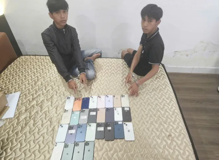 Hai anh em trộm 27 iPhone, bị bắt sau hơn một ngày Hai anh em trộm 27 iPhone, bị bắt sau hơn một ngày