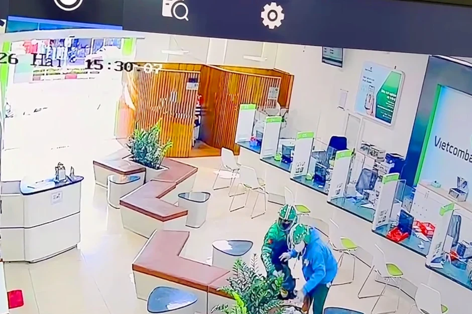 Hai bị cáo cướp ngân hàng tại Gia Lai đã có mặt tại tòa Hai bị cáo cướp ngân hàng tại Gia Lai đã có mặt tại tòa