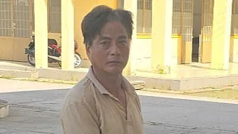 Hai cha con truy sát hàng xóm vì mâu thuẫn 'nước văng qua nhà'