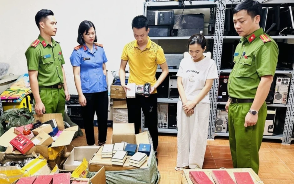 Hai chị em cầm đầu đường dây bán 100.000 chai nước hoa giả Hai chị em cầm đầu đường dây bán 100.000 chai nước hoa giả