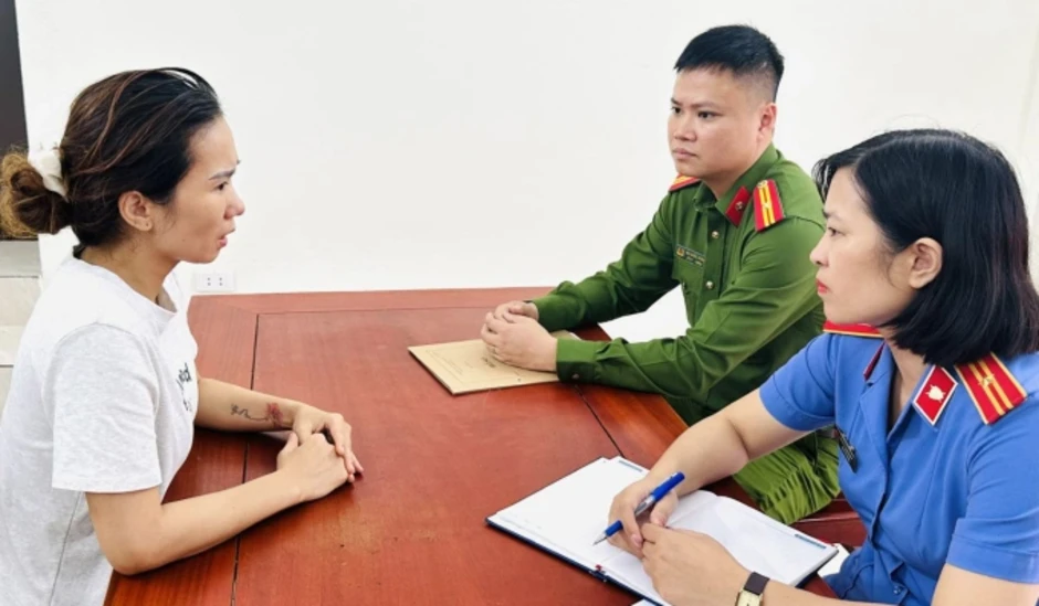 Hai chị em cầm đầu đường dây bán 100.000 chai nước hoa giả Hai chị em cầm đầu đường dây bán 100.000 chai nước hoa giả