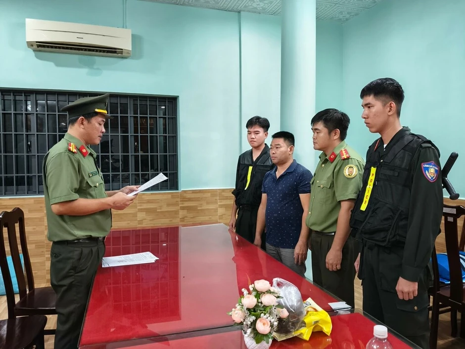Hai chủ khách sạn bị bắt vì cho nhóm người Trung Quốc lưu trú trái phép Hai chủ khách sạn bị bắt vì cho nhóm người Trung Quốc lưu trú trái phép
