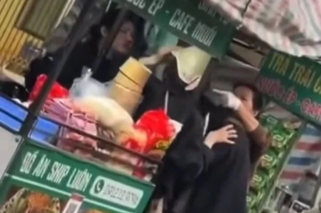 Hai cô gái tố bị hành hung do mâu thuẫn trong việc đỗ xe Hai cô gái tố bị hành hung do mâu thuẫn trong việc đỗ xe