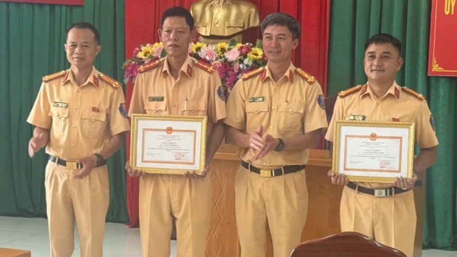 Hai CSGT Lâm Đồng dẫn đường đưa người nguy kịch đi cấp cứu Hai CSGT Lâm Đồng dẫn đường đưa người nguy kịch đi cấp cứu