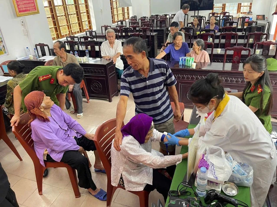 Hai cụ bà gần 100 tuổi gửi mẫu ADN, chờ ngày đón anh trai trở về Hai cụ bà gần 100 tuổi gửi mẫu ADN, chờ ngày đón anh trai trở về