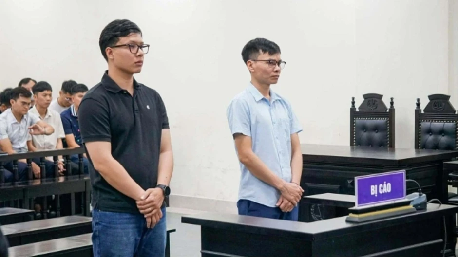 Hai cựu cảnh sát liên đới trách nhiệm trong vụ cháy 15 người chết ở Trung Kính Hai cựu cảnh sát liên đới trách nhiệm trong vụ cháy 15 người chết ở Trung Kính