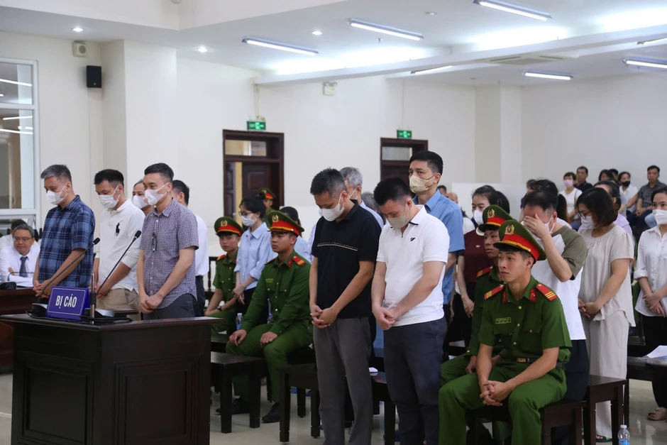 Hai cựu Cục trưởng An toàn thực phẩm và các bị cáo trong vụ nhận hối lộ hơn 100 tỷ đồng đều được giảm án Hai cựu Cục trưởng An toàn thực phẩm và các bị cáo trong vụ nhận hối lộ hơn 100 tỷ đồng đều được giảm án
