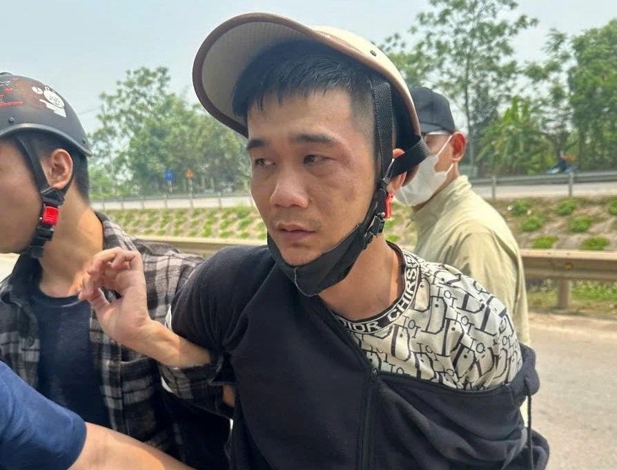 Hai đối tượng đi xe máy áp sát, giật dây chuyền bạc của cháu bé 9 tuổi Hai đối tượng đi xe máy áp sát, giật dây chuyền bạc của cháu bé 9 tuổi