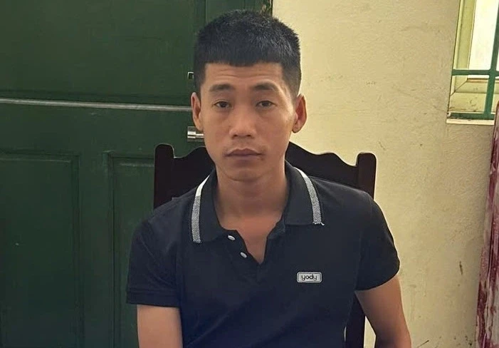 Hai đối tượng đi xe máy áp sát, giật dây chuyền bạc của cháu bé 9 tuổi Hai đối tượng đi xe máy áp sát, giật dây chuyền bạc của cháu bé 9 tuổi
