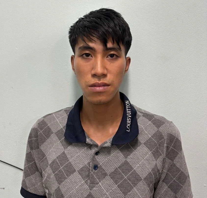 Hai đối tượng dùng dao đâm người đi đường vì nghĩ bị “đá đèn” Hai đối tượng dùng dao đâm người đi đường vì nghĩ bị “đá đèn”