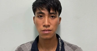 Hai đối tượng dùng dao đâm người đi đường vì nghĩ bị “đá đèn”