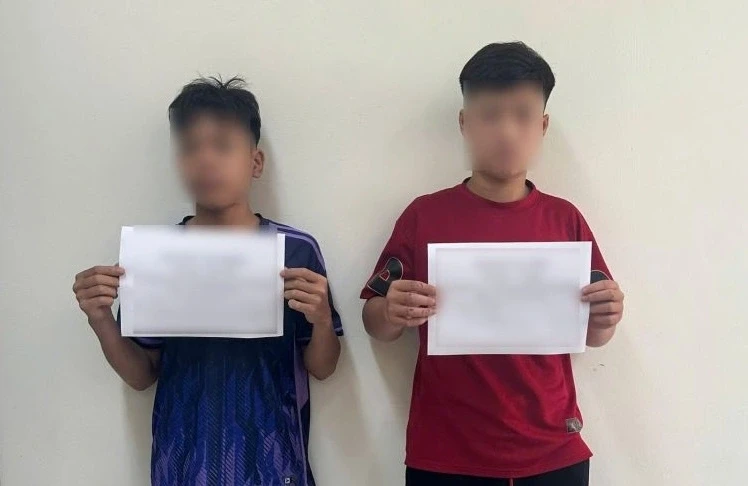Hai đối tượng dùng kìm cướp dây chuyền bạc trên cổ bé gái 9 tuổi Hai đối tượng dùng kìm cướp dây chuyền bạc trên cổ bé gái 9 tuổi