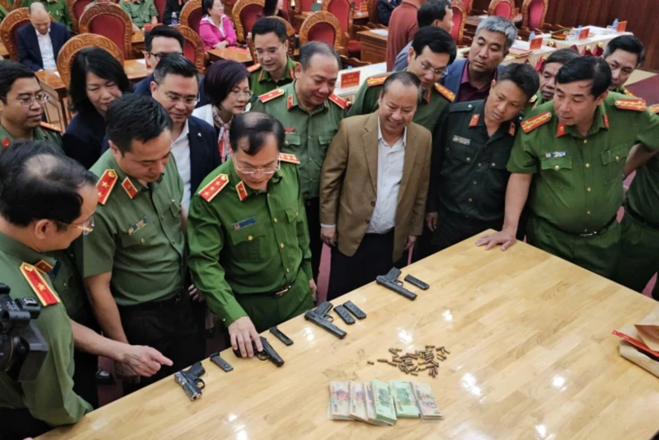 Hai giang hồ cầm súng cướp 1,85 tỷ đồng ở ngân hàng bị truy tố Hai giang hồ cầm súng cướp 1,85 tỷ đồng ở ngân hàng bị truy tố
