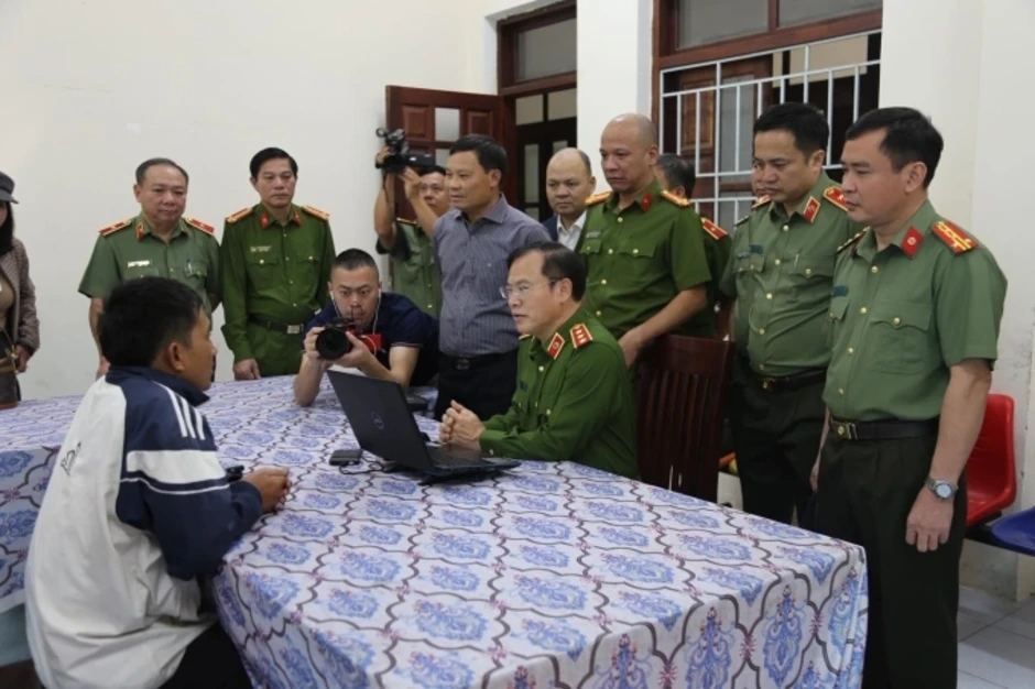Hai kẻ giang hồ đào hố giữa rừng sâu, chuẩn bị 4 xe máy đi cướp ngân hàng Hai kẻ giang hồ đào hố giữa rừng sâu, chuẩn bị 4 xe máy đi cướp ngân hàng