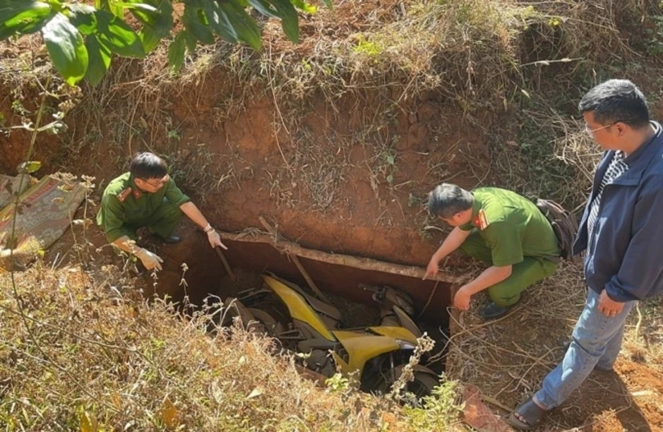 Hai kẻ giang hồ đào hố giữa rừng sâu, chuẩn bị 4 xe máy đi cướp ngân hàng Hai kẻ giang hồ đào hố giữa rừng sâu, chuẩn bị 4 xe máy đi cướp ngân hàng