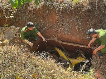 Hai kẻ giang hồ đào hố giữa rừng sâu, chuẩn bị 4 xe máy đi cướp ngân hàng