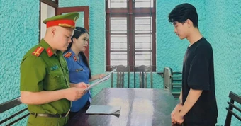 Hai mẹ con cùng bị khởi tố vì lừa đảo chiếm đoạt tài sản