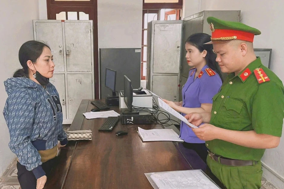 Hai mẹ con cùng bị khởi tố vì mượn 4 xe máy mang đi cầm cố Hai mẹ con cùng bị khởi tố vì mượn 4 xe máy mang đi cầm cố