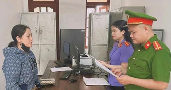 Hai mẹ con cùng bị khởi tố vì mượn 4 xe máy mang đi cầm cố