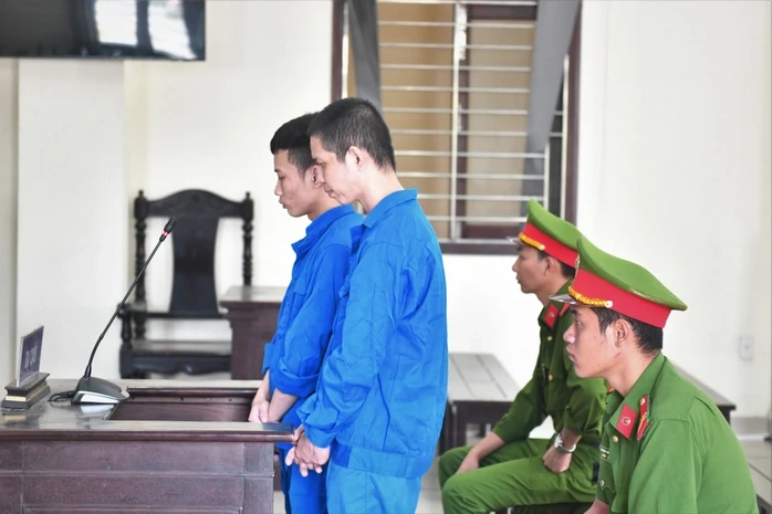 Hai người chém người vì mâu thuẫn tại quán nhậu lãnh 12 năm tù giam Hai người chém người vì mâu thuẫn tại quán nhậu lãnh 12 năm tù giam