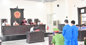 Hai người chém người vì mâu thuẫn tại quán nhậu lãnh 12 năm tù giam