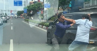 Hai người đàn ông dừng ô tô, đánh nhau giữa đường Phạm Văn Đồng