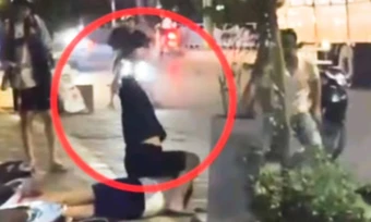 Hai người đi ôtô đánh tới tấp, quật ngã nam sinh ở Hà Nội