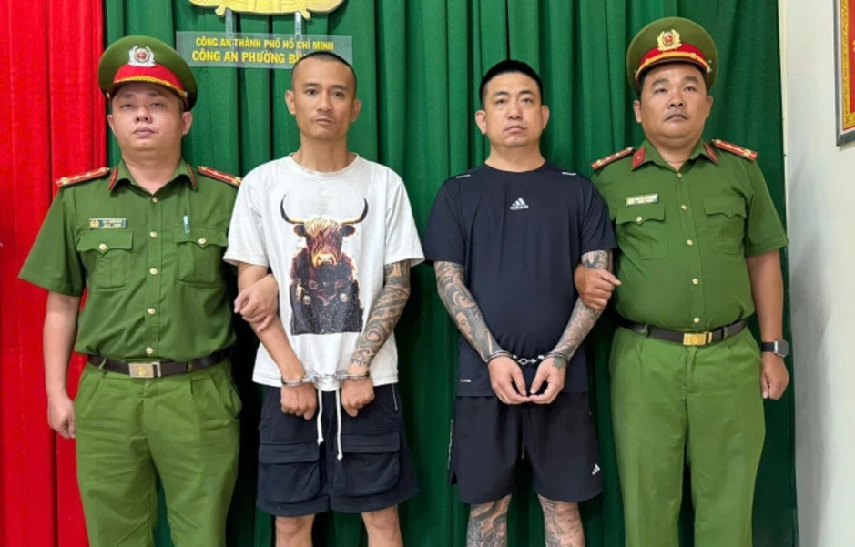 Hai người đi xe bán tải bị bắt vì hành hung thanh niên trên đường Hai người đi xe bán tải bị bắt vì hành hung thanh niên trên đường