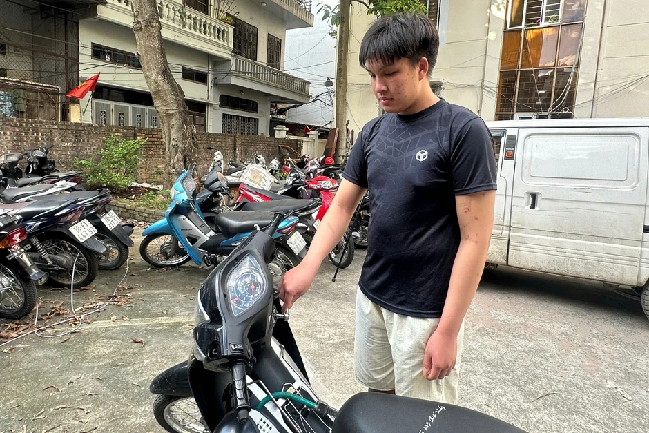 Hai người trộm xe máy ở Hà Đông, bẻ khóa trong chưa đầy một phút Hai người trộm xe máy ở Hà Đông, bẻ khóa trong chưa đầy một phút