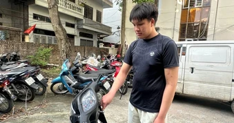 Hai người trộm xe máy ở Hà Đông, bẻ khóa trong chưa đầy một phút