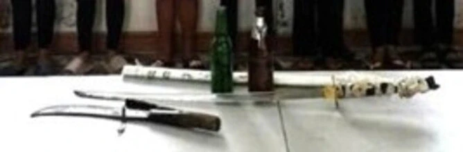 Hai nhóm học sinh mang vũ khí giải quyết mâu thuẫn đã được ngăn chặn kịp thời Hai nhóm học sinh mang vũ khí giải quyết mâu thuẫn đã được ngăn chặn kịp thời