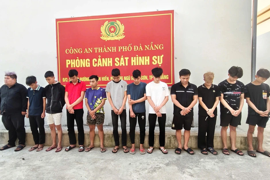 Hai nhóm thanh niên mang theo hung khí “dương oai” trên đường phố Hai nhóm thanh niên mang theo hung khí “dương oai” trên đường phố
