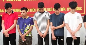 Hai nhóm thanh niên mang theo hung khí “dương oai” trên đường phố