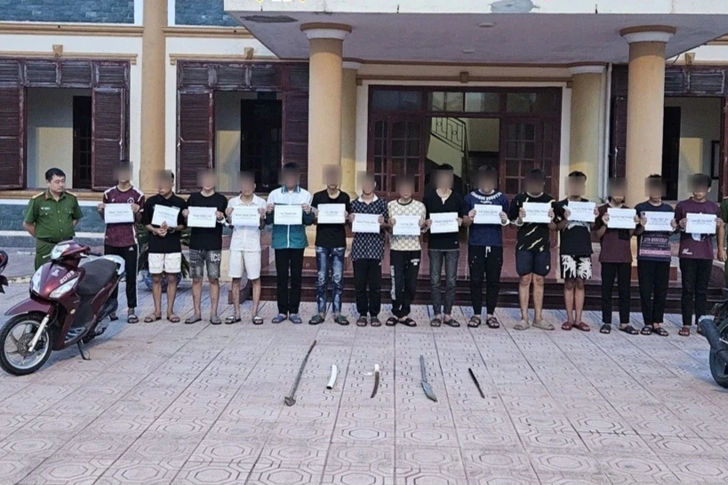 Hai nhóm thanh, thiếu niên đi xe máy, cầm hung khí gây náo loạn đường quê Hai nhóm thanh, thiếu niên đi xe máy, cầm hung khí gây náo loạn đường quê