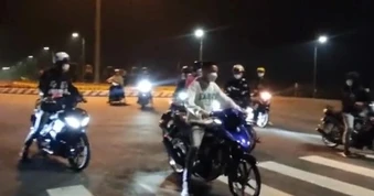 Hai nhóm thanh, thiếu niên đi xe máy, cầm hung khí gây náo loạn đường quê