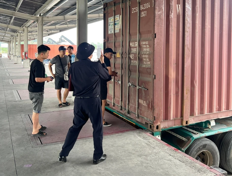 Hải quan khu vực VI triệt phá vụ vận chuyển lô hàng xâm phạm sở hữu trí tuệ quy mô lớn Hải quan khu vực VI triệt phá vụ vận chuyển lô hàng xâm phạm sở hữu trí tuệ quy mô lớn