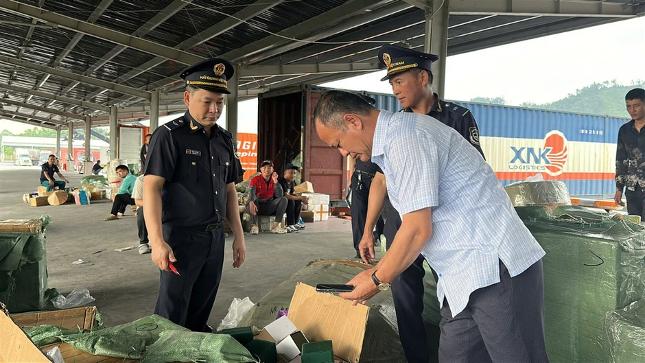 Hải quan khu vực VI triệt phá vụ vận chuyển lô hàng xâm phạm sở hữu trí tuệ quy mô lớn Hải quan khu vực VI triệt phá vụ vận chuyển lô hàng xâm phạm sở hữu trí tuệ quy mô lớn
