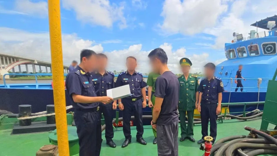 Hải quan phát hiện tàu chở lậu hơn 70.000 lít dầu Hải quan phát hiện tàu chở lậu hơn 70.000 lít dầu