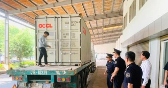 Hải quan phát hiện, tiêu hủy 325.000 bao thuốc lá giả