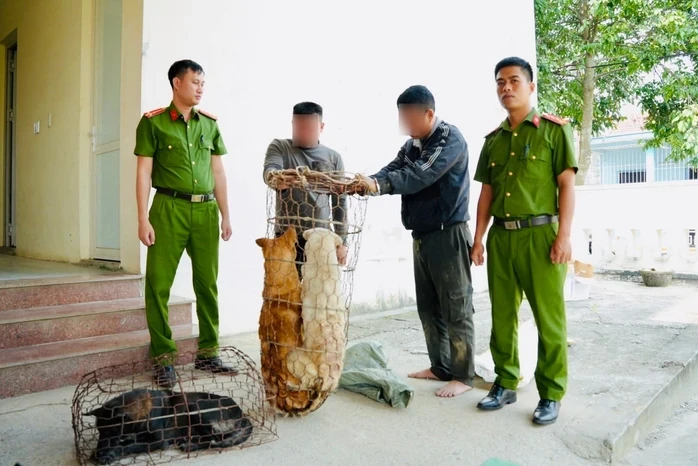 Hai "cẩu tặc" chở 3 con chó bị trói mõm lúc rạng sáng