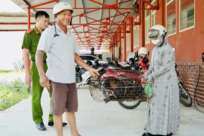 Hai "cẩu tặc" chở 3 con chó bị trói mõm lúc rạng sáng