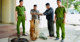 Hai "cẩu tặc" chở 3 con chó bị trói mõm lúc rạng sáng