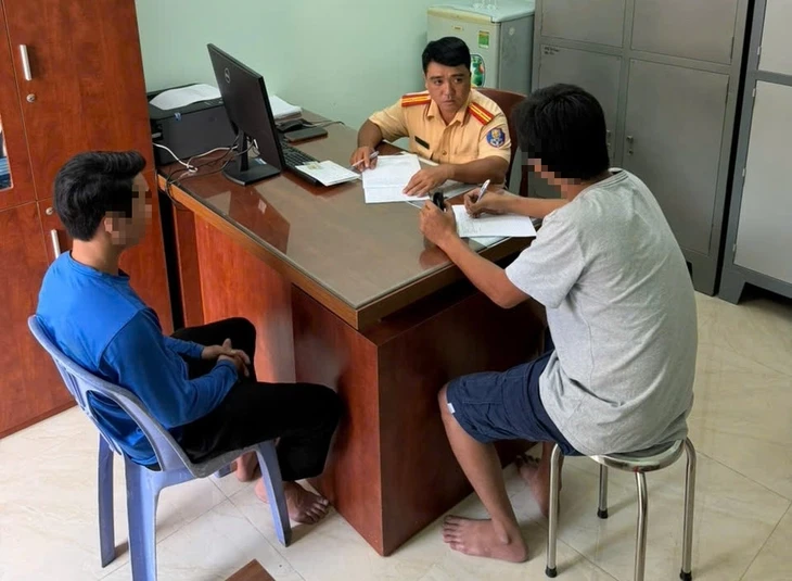 Hai tài xế đánh nhau ở phường Chợ Lớn vì 'không ai nhường đường cho ai' Hai tài xế đánh nhau ở phường Chợ Lớn vì 'không ai nhường đường cho ai'