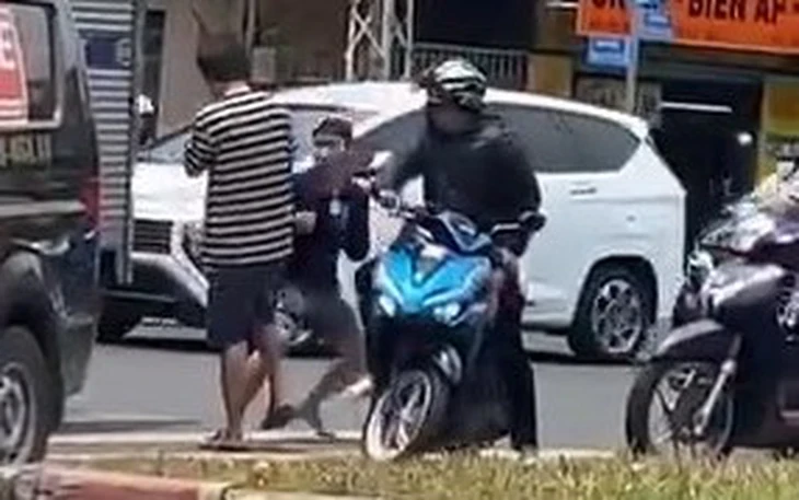 Hai tài xế đánh nhau ở phường Chợ Lớn vì 'không ai nhường đường cho ai' Hai tài xế đánh nhau ở phường Chợ Lớn vì 'không ai nhường đường cho ai'