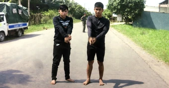 Hai tên cướp giật điện thoại, chạy được 1km thì bị tóm gọn vì xe hư