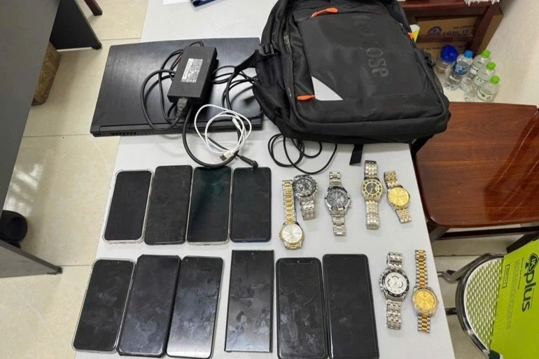 Hai tên trộm tháo camera an ninh trước khi thực hiện phi vụ Hai tên trộm tháo camera an ninh trước khi thực hiện phi vụ