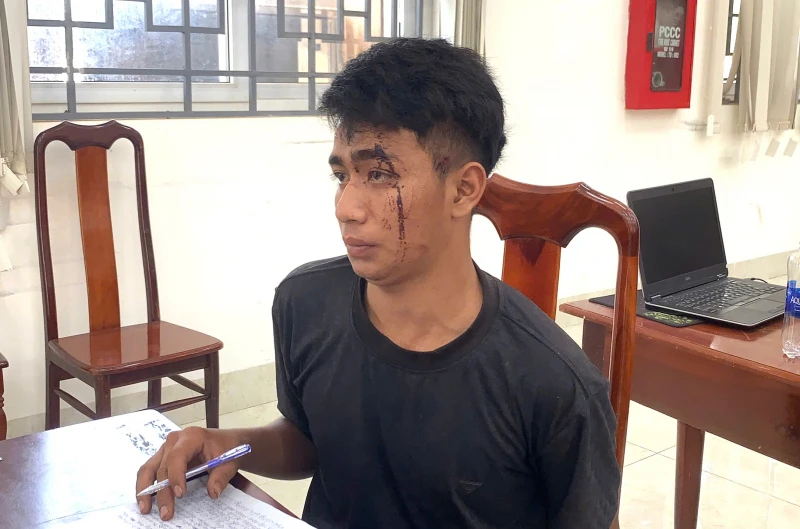 Hai thanh niên rủ nhau đi trộm ô tô dù... không biết lái Hai thanh niên rủ nhau đi trộm ô tô dù... không biết lái