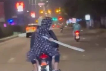 Hai thiếu niên cầm kiếm Nhật náo loạn đường phố Đà Nẵng