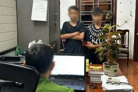 Hai thiếu niên "đố công an bắt được" nhanh chóng được mời lên làm việc Hai thiếu niên "đố công an bắt được" nhanh chóng được mời lên làm việc